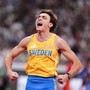 Fenomeno Duplantis, vince l'oro nel salto con l'asta e batte il record del mondo