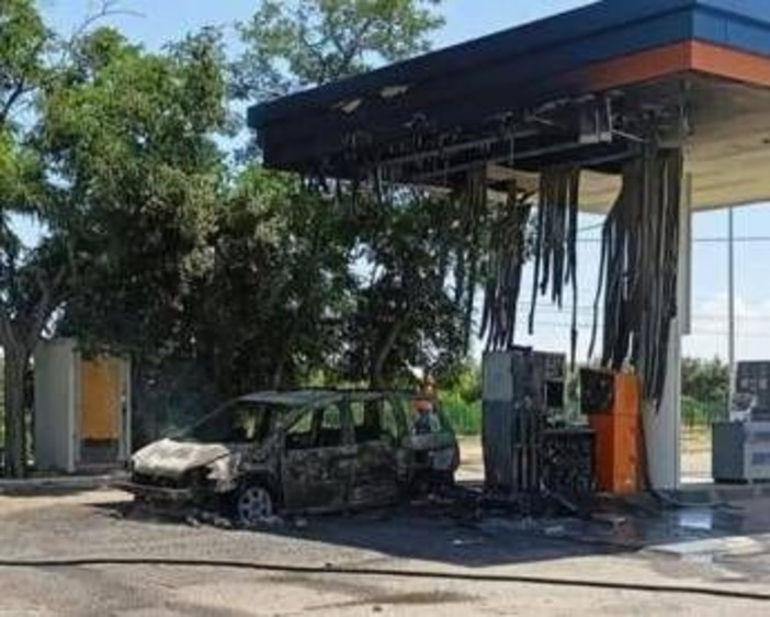 Cosenza, strage di migranti sulla Ss 106: 4 corpi carbonizzati in auto. Due fermi per omicidio
