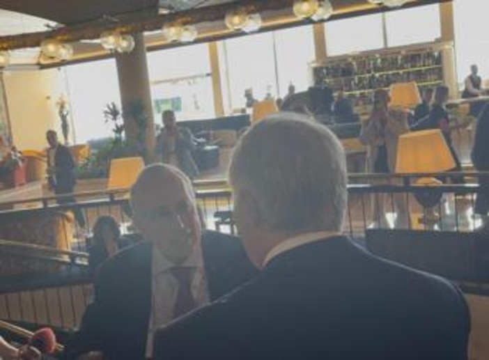 Assemblea elettiva Figc, stretta di mano Abete-Malagò prima dell'inizio Assemblea elettiva Figc, stretta di mano Abete-Malagò prima dell'inizio