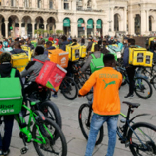 Milano ferma i rider nelle ore roventi: "Ma noi restiamo senza reddito" Milano ferma i rider nelle ore roventi: "Ma noi restiamo senza reddito"