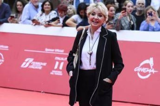 Enrica Bonaccorti spegne 76 candeline, la festa a casa con gli amici