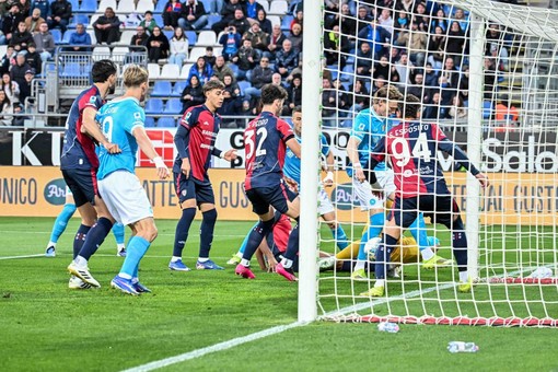 Basta McTominay, il Napoli vince di misura a Cagliari Basta McTominay, il Napoli vince di misura a Cagliari