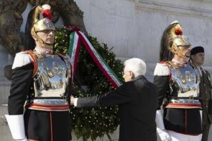 2 giugno, Mattarella all'Altare della Patria: &quot;Con referendum Italia scelse pace e libertà&quot;