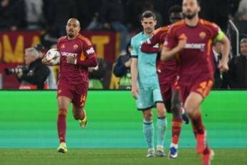 Roma-Bologna, rigore segnato da Malen ma i giallorossi chiedono un altro penalty. Cos'è successo in Europa League