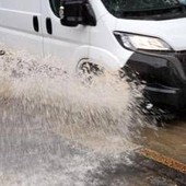 Nubifragio su Roma, strade allagate e traffico in tilt: giornata da incubo Nubifragio su Roma, strade allagate e traffico in tilt: giornata da incubo