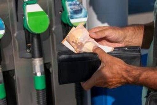 Carburanti, torna l’accisa piena: il diesel aumenta di 6 centesimi