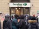 Milano, riparte la guerriglia in centro: giovani sfondano vetrine centro, assaltato Carrefour