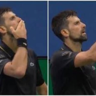 Djokovic, show agli Us Open: pubblico fischia, lui vince il set e manda... baci