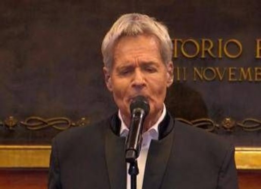 Concerto di Natale in Senato con Mattarella, canta Claudio Baglioni canta: "Grazie per privilegio" Concerto di Natale in Senato con Mattarella, canta Claudio Baglioni canta: "Grazie per privilegio"