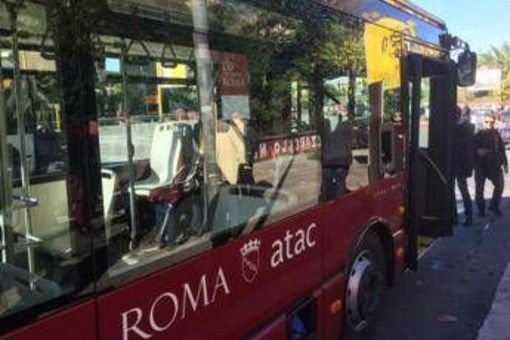 Roma, autista lo richiama: &quot;Non si fuma sul bus&quot;. Passeggero attacca con una sega