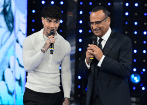 Tony Effe assente ai Tim Summer Hits, Carlo Conti spiega: &quot;È incinto&quot;