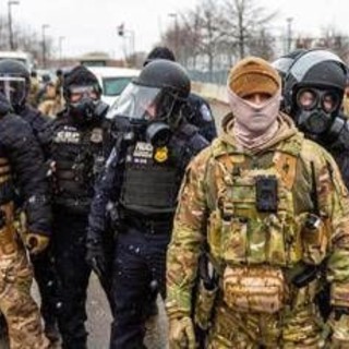 Scontri a Minneapolis, il governatore Walz: "Trump pronto a ridurre gli agenti dell'Ice"