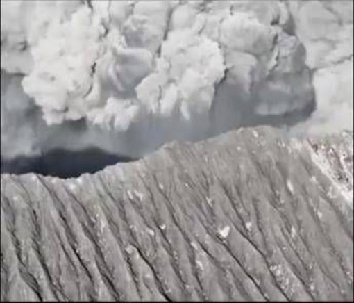 Vulcano erutta in Indonesia, muoiono tre escursionisti sul monte Dukono
