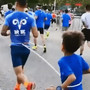 Bambino legato e costretto a correre una mezza maratona: runner squalificato tre anni