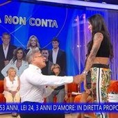 Lui ha 53 anni, lei 24: a La volta buona arriva la proposta di matrimonio a sorpresa