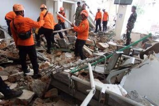 Terremoto in Indonesia, 47 morti e 2mila sfollati. Caccia ai dispersi Terremoto in Indonesia, 47 morti e 2mila sfollati. Caccia ai dispersi