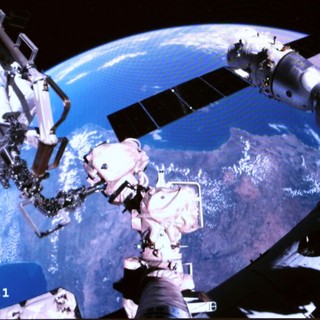 Cina, gli astronauti della Shenzhou-21 impegnati in attività extraveicolari