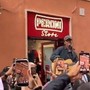 Fulminacci, il live a sorpresa a Roma per i fans? No per una birra Fulminacci, il live a sorpresa a Roma per i fans? No per una birra