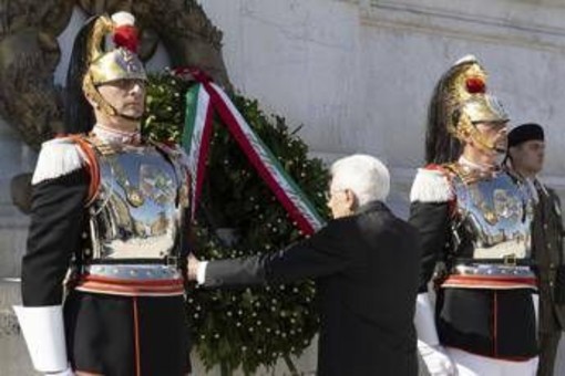 2 giugno, Mattarella all'Altare della Patria: &quot;Con referendum Italia scelse pace e libertà&quot;