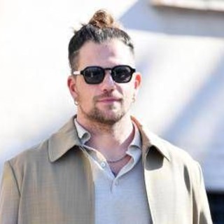 Sanremo 2026, Enrico Nigiotti chi è: gli esordi con Amici, il ruolo da papà, il nonno Tommaso