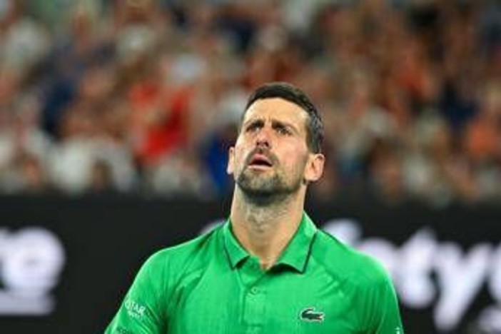 Djokovic si prende un warning e litiga con l'arbitro: "Stavo cercando il mio cappello"