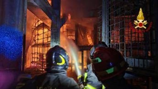 Catania, incendio in centro fieristico: la situazione oggi Catania, incendio in centro fieristico: la situazione oggi