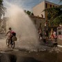 Caldo senza fine, Europa a fuoco: Germania e Gran Bretagna da record. Parigi vieta l'alcol: "Ospedali in tilt"