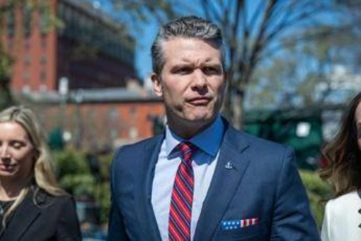 Usa, nuova bufera su Hegseth: ha condiviso piani di guerra in chat con moglie e fratello