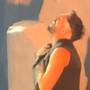 Marco Mengoni dedica 'Luce' alla mamma scomparsa e si commuove - Il video