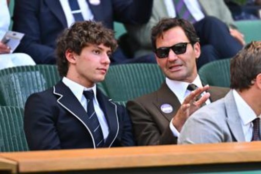 Antonelli-Federer, quante risate a Wimbledon: Roger consiglia una 'lezione' con Sinner