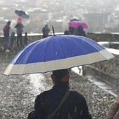 Meteo, ancora maltempo con temporali e piogge intense al Centro-Sud: da domenica torna il sole