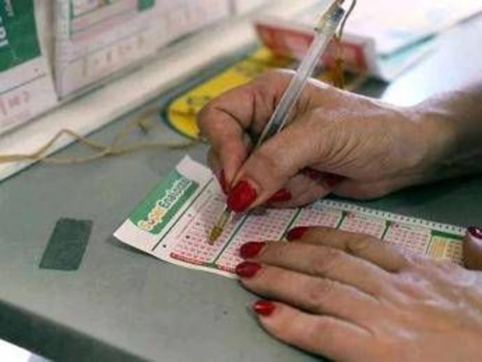 Superenalotto, numeri ed estrazione vincente di oggi: la combinazione