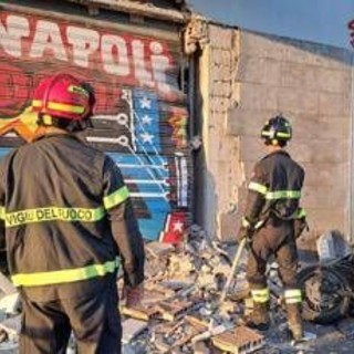 Ostia, bomba carta davanti alla palestra Di Napoli: danni ad attività e auto
