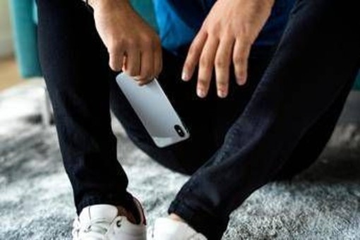 Gli tolgono il cellulare, adolescente finisce in ospedale con crisi d'astinenza