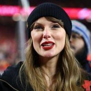 Taylor Swift tornerà con un nuovo album: l'annuncio nel podcast del fidanzato