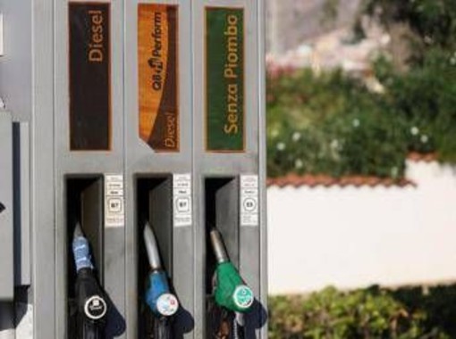 Carburanti, nuovi rialzi per benzina e diesel: i prezzi di oggi