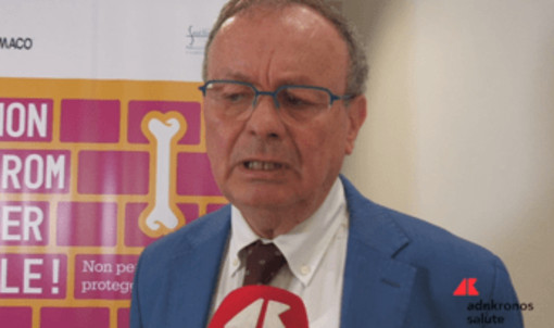 Osteoporosi, reumatologo Rossini: &quot;4 mln di casi in Italia, 80% donne&quot;