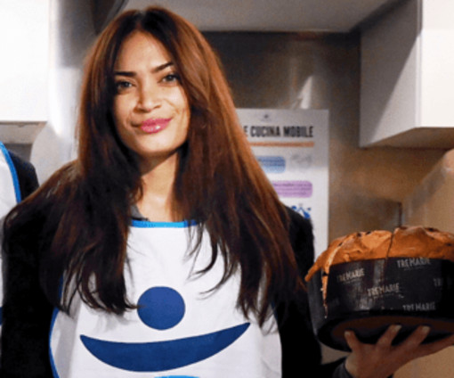 Elodie volontaria a Milano, serve i senzatetto alla cena di Natale Elodie volontaria a Milano, serve i senzatetto alla cena di Natale