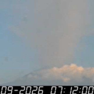 Etna, nube eruttiva alta 4 chilometri: voli sospesi fino alle 15 all'aeroporto di Catania Etna, nube eruttiva alta 4 chilometri: voli sospesi fino alle 15 all'aeroporto di Catania