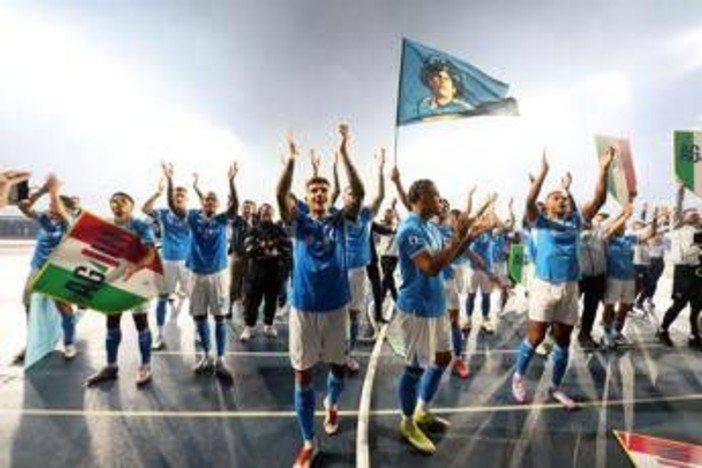 Napoli, telecronista inglese impazzisce per lo scudetto. E parla in napoletano - Video