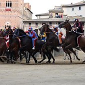 Palio di Siena, oggi la corsa dopo il rinvio: tutte le tappe della giornata, dalla pista alla 'conchiglia'