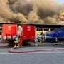 Milano, incendio in un capannone Bartolini e esplodono camion: città 'avvolta' dal fumo Milano, incendio in un capannone Bartolini e esplodono camion: città 'avvolta' dal fumo