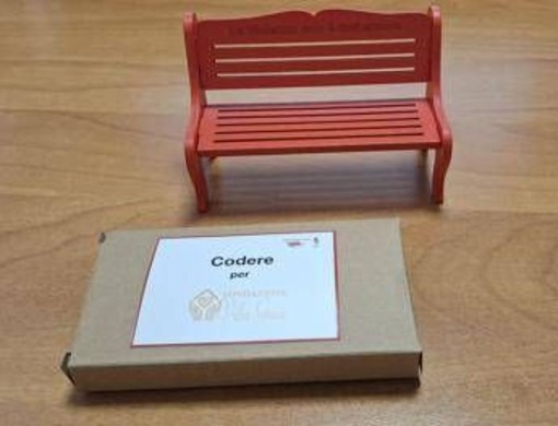 Violenza sulle donne, 'Piccola Panchina Rossa' da scrivania: il regalo per sostenere la speranza