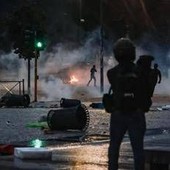 Milano, scontri e devastazioni: tre minori restano in carcere, 21 ai domiciliari o in comunità Milano, scontri e devastazioni: tre minori restano in carcere, 21 ai domiciliari o in comunità