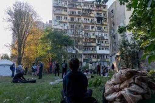 Ucraina, Mosca bombarda Kiev e aree circostanti: 9 morti. Polonia in allerta fa decollare aerei militari