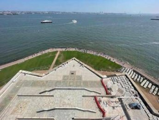 New York, barca si ribalta a Liberty Island: morti una donna e un neonato New York, barca si ribalta a Liberty Island: morti una donna e un neonato