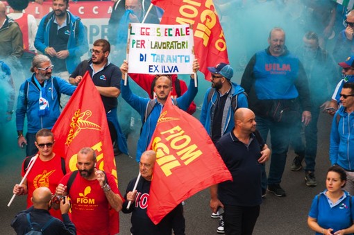 Ex Ilva, sciopero dell’indotto a Taranto. Blocchi stradali contro i licenziamenti Ex Ilva, sciopero dell’indotto a Taranto. Blocchi stradali contro i licenziamenti