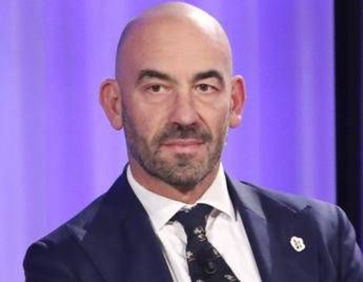 "Acqua frizzante e caffè, il mix aiuta a dimagrire": il consiglio di Bassetti