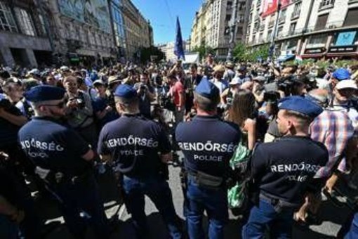 Ungheria, decine di migliaia di persone al Pride di Budapest sfidano il divieto di Orban