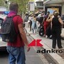 Paura vicino alla sinagoga di Roma, una moto si schianta sulla pensilina del bus: ferita un'anziana